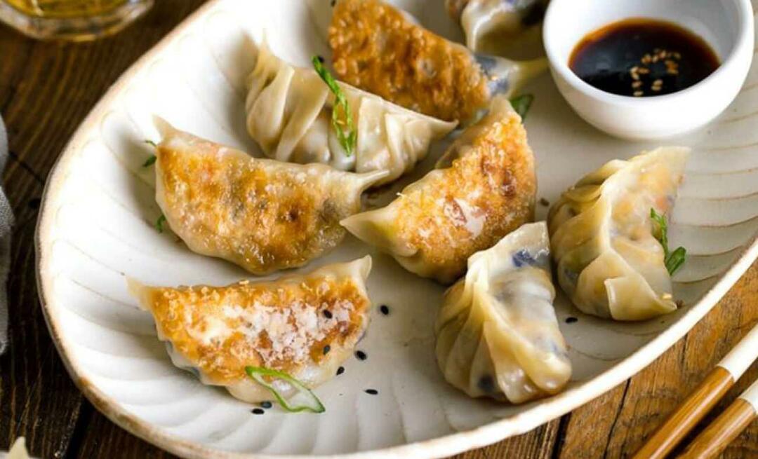 Jak zrobić gyozę Jaki jest przepis na japońskie ravioli gyoza? Oto chrupiące i soczyste ravioli...