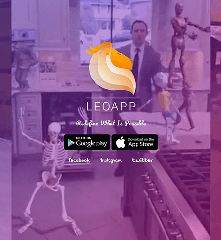 To jest zrzut ekranu strony głównej aplikacji Leo AR. Tło ma fioletowy odcień i przedstawia mężczyznę tańczącego w swojej kuchni z animowanym szkieletem, animowane dziecko w żółtej koszulce i szortach oraz animowanego androida. Pośrodku znajduje się nazwa aplikacji i przyciski do wyszukiwania aplikacji w Google Play i App Store.