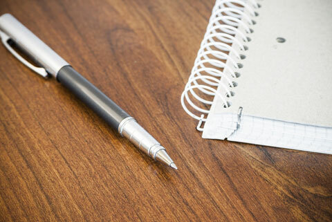 Shutterstock 213614002 długopis i zwijany notatnik