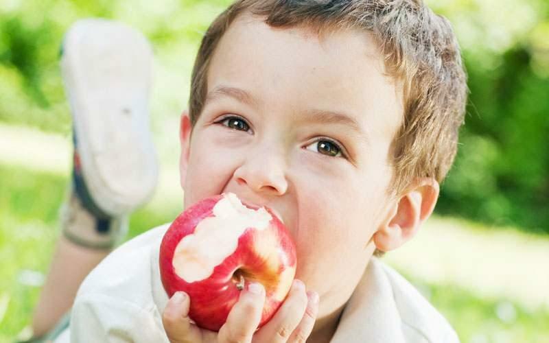 Spożycie świeżych owoców i warzyw dla zdrowia zębów u dzieci
