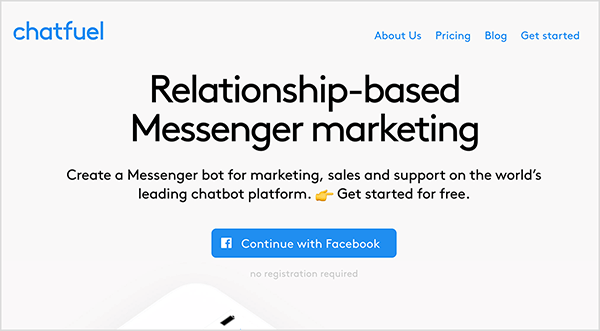 To jest zrzut ekranu witryny Chatfuel. W lewym górnym rogu, słowo „Chatfuel” pojawia się niebieskim tekstem. W prawym górnym rogu znajdują się następujące opcje nawigacji: O nas, Ceny, Blog, Rozpocznij. W centralnej części strony głównej znajduje się więcej tekstu. Duży nagłówek zawiera tekst „Marketing oparty na relacjach przez komunikator”. Pod nagłówkiem znajduje się następujący tekst: „Utwórz bota Messengera do celów marketingu, sprzedaży i pomocy na wiodącej na świecie platformie chatbotów. Zacznij bezpłatnie ”. Pod tym tekstem znajduje się niebieski przycisk z logo Facebooka i niebieskim tekstem „Kontynuuj z Facebookiem”. Natasha Takahashi mówi, że Chatfuel to platforma do tworzenia botów, która umożliwia marketerom tworzenie bota bez wiedzy, jak kodować.
