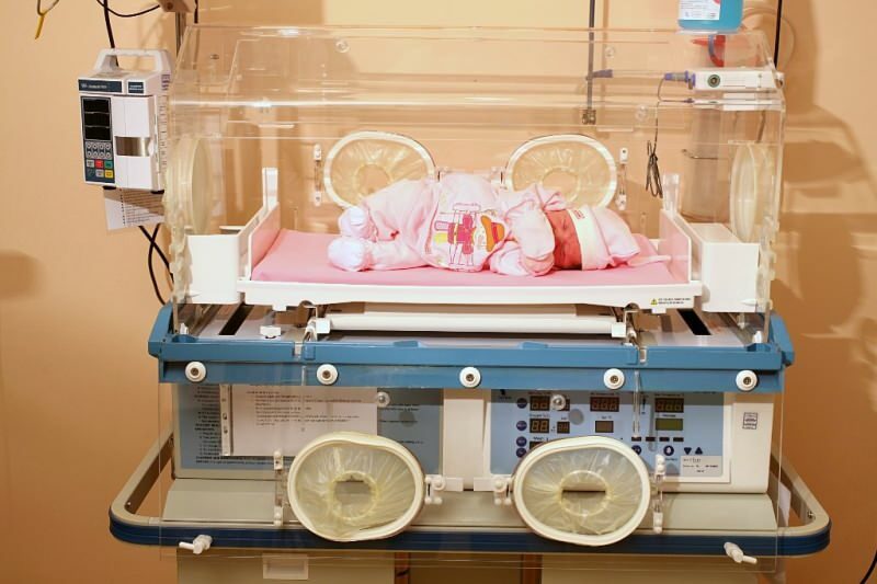 Ile dni dzieci pozostają w inkubatorze? Funkcje inkubatora