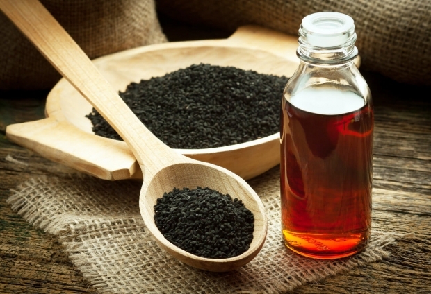Olej z nasion czarnego zmniejsza szkodliwe komórki na powierzchni skóry. 