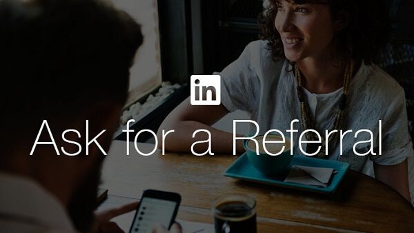  LinkedIn ułatwia osobom poszukującym pracy zażądanie polecenia od znajomego lub współpracownika dzięki nowemu przyciskowi Zapytaj o polecenie LinkedIn.