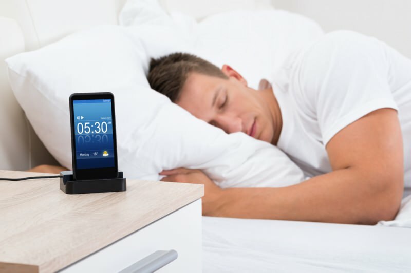 Spanie blisko telefonu komórkowego powoduje poważną chorobę