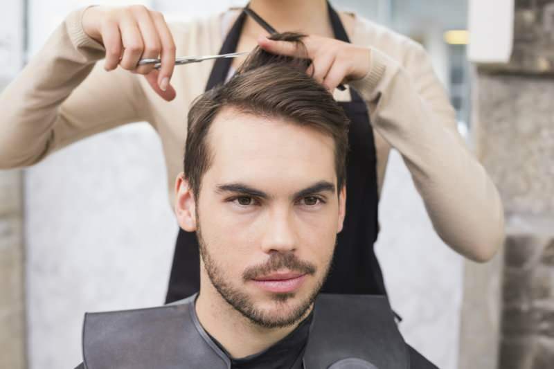 Jak wykonuje się najłatwiejsze golenie brody? Najłatwiejszy sposób na obcięcie męskich włosów w domu