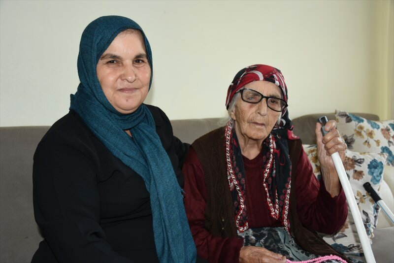 95-letnia babcia Fatma, pacjentka na serce i ciśnienie krwi, pokonała Kovida-19