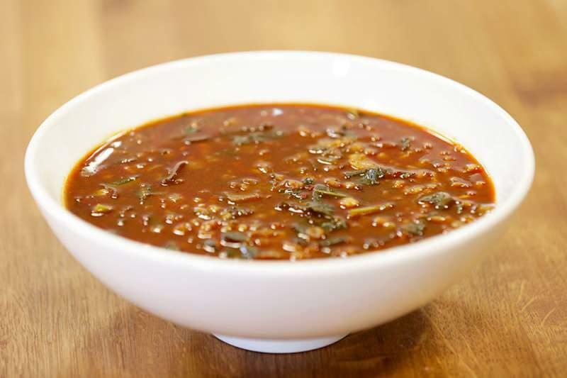Jak zrobić słynną zupę z czarnej soczewicy? Sztuczki czarnej zupy z soczewicy