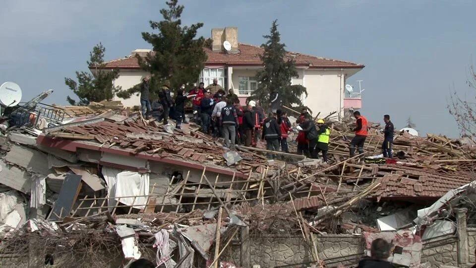 Emine Erdoğan złożyła najlepsze życzenia wszystkim obywatelom dotkniętym trzęsieniem ziemi w Malatyi