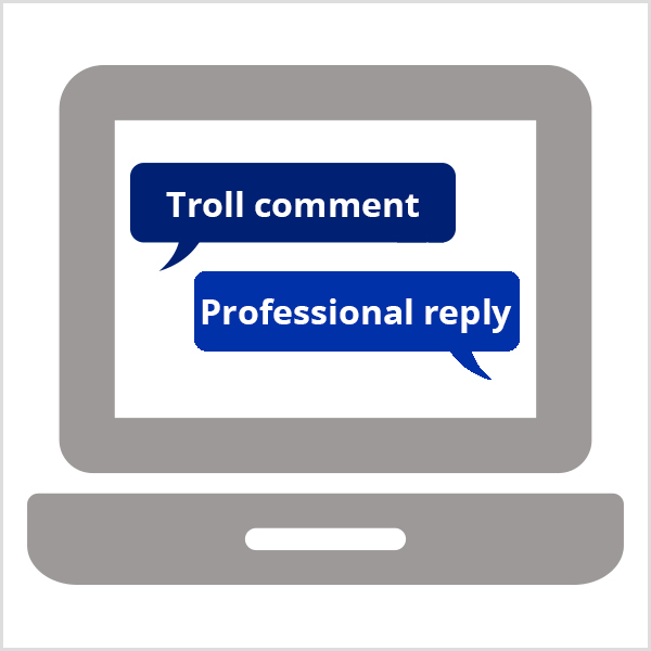 Odpowiadaj na komentarze trolli jedną profesjonalną odpowiedzią. Ilustracja przedstawia szary laptop otwarty na ekranie z ciemnoniebieskim dymkiem z napisem Troll komentarz i królewskim niebieskim dymkiem z napisem Professional Reply.