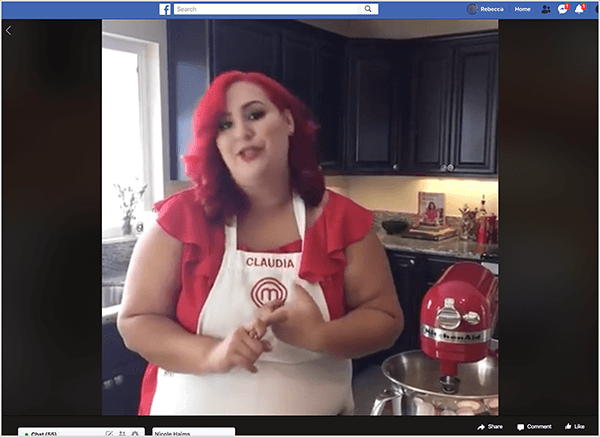 To jest zrzut ekranu wideo na żywo z Facebooka, w którym występuje szefowa kuchni Claudia Sandoval, które prowadziła w 2016 roku w ramach promocji krzyżowej z aplikacją T-Mobile Tuesdays. Na filmie Claudia stoi w kuchni z czarnymi szafkami i granitowymi blatami. Okno nad zlewem wpuszcza naturalne światło do pomieszczenia. Claudia stoi obok czerwonej baterii kuchennej. Jest Latynoską, która ma jasnorude włosy, które sięgają jej tuż pod ramiona. Ma na sobie makijaż, jasnoczerwony top i biały fartuch z logo Claudii i MasterChef wyszytym czerwoną nicią. Mówiąc, gestykuluje rękami. W 2016 roku Stephanie Liu współpracowała z Claudią przy produkcji tego wideo na żywo.