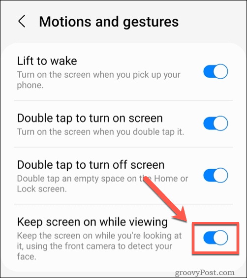 Włączanie utrzymywania ekranu podczas przeglądania funkcji na telefonach Samsung