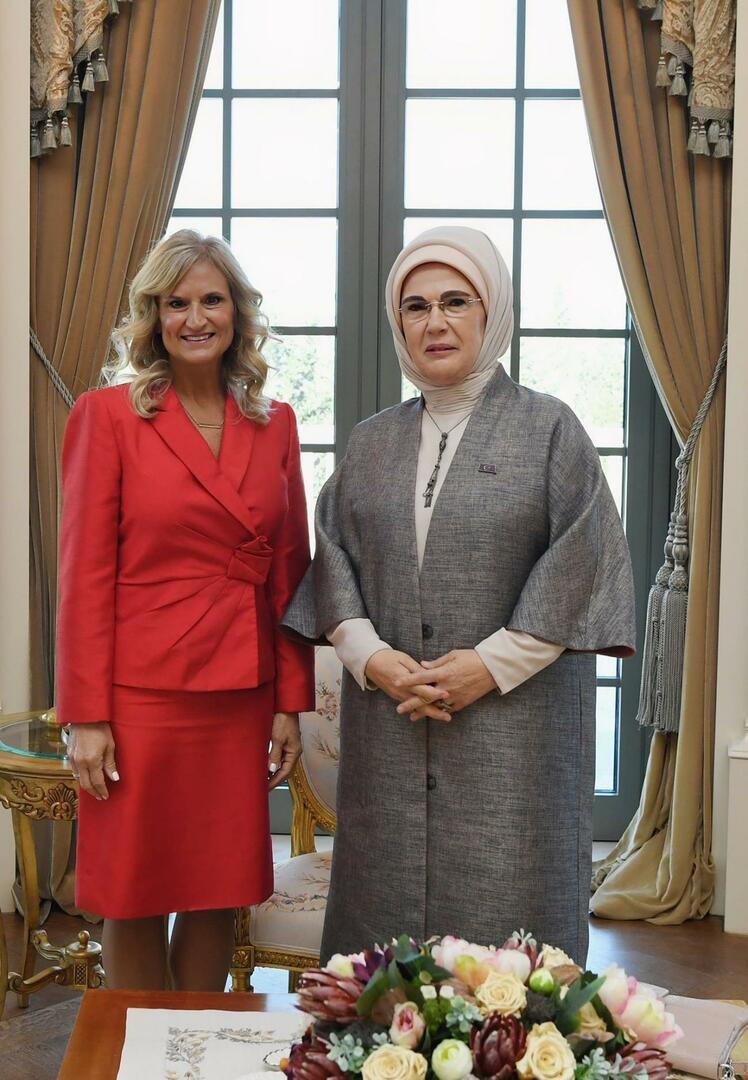 Emine Erdoğan spotkała się z żoną ambasadora USA w Ankarze Cheryl Flake