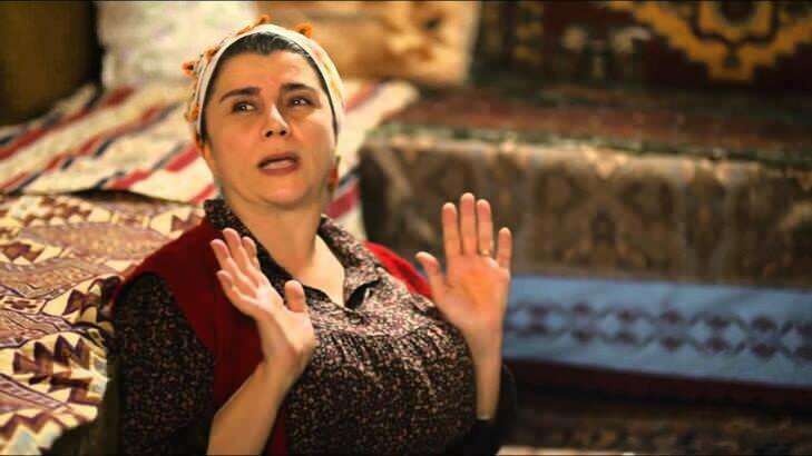 Kim tak naprawdę jest Gülcihan, matka Girl in the Glass Sedat? Kim jest Devrim Yakut i ile ma lat?