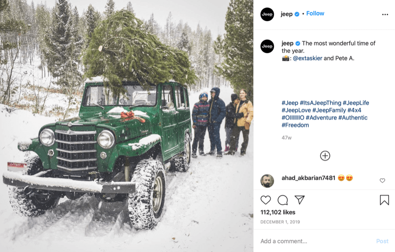 post na Instagramie od @jeep przedstawiający rodzinę pod koniec polowania na choinkę z drzewem na szczycie ich jeepa, głęboko w śniegu i krainie drzew