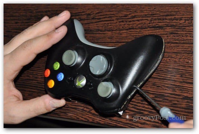 Zmień analogowe pałeczki kontrolera Xbox 360, aby rozdzielić obudowę kontrolera