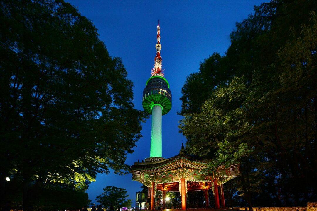 Wieczorny widok na wieżę N Seoul Tower 