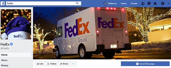 To jest zrzut ekranu strony FedEx na Facebooku. W święta zdjęcie profilowe to fioletowa czapka Mikołaja z nadrukiem FedEx na białym pasku. Zdjęcie na okładce to ciężarówka FedEx jadąca przez domy ozdobione światłami.