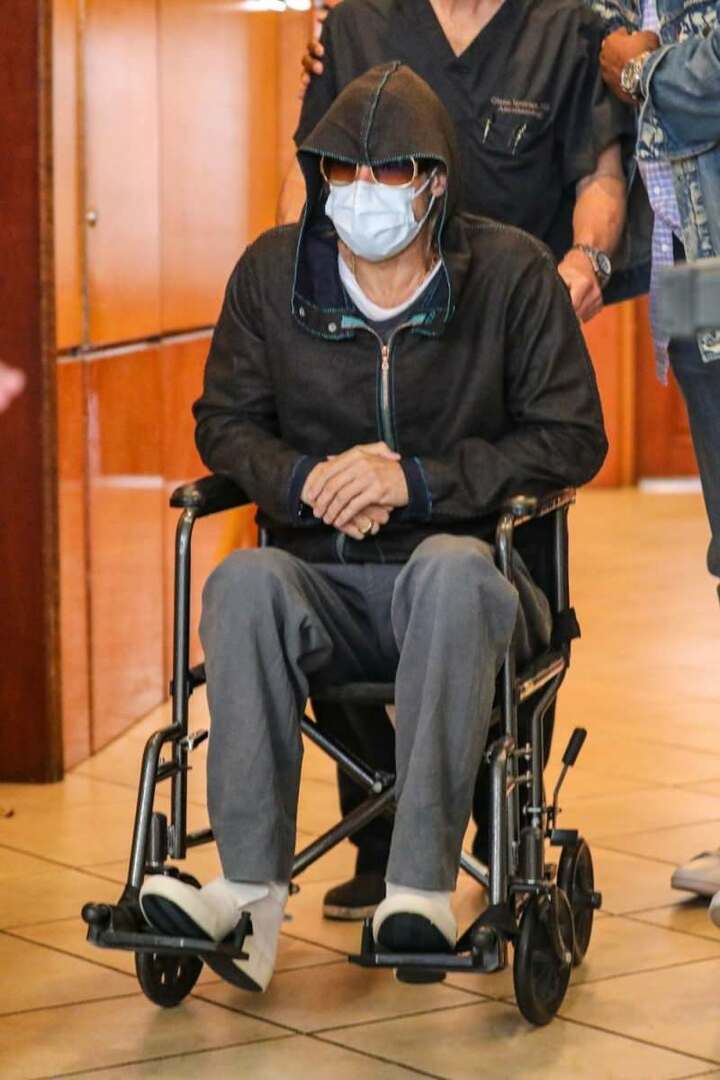 Brad Pitt wysiada z wózka inwalidzkiego 
