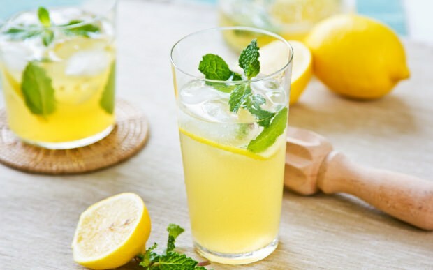 Co się stanie, jeśli pijemy zwykły sok z cytryny?