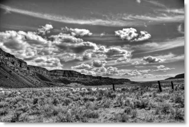 Fotografia Poradnik Aperatura i głębia ostrości obrazu Pustynne góry czarno-białe