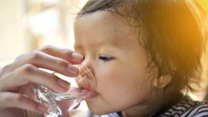 Jak należy podawać wodę niemowlętom? Czy dzieciom poniżej szóstego miesiąca życia można podawać wodę?