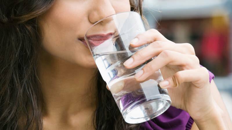 Czy picie wody między posiłkami jest szkodliwe?
