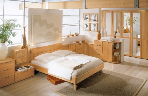 dekoracja łóżka z naturalnego drewna