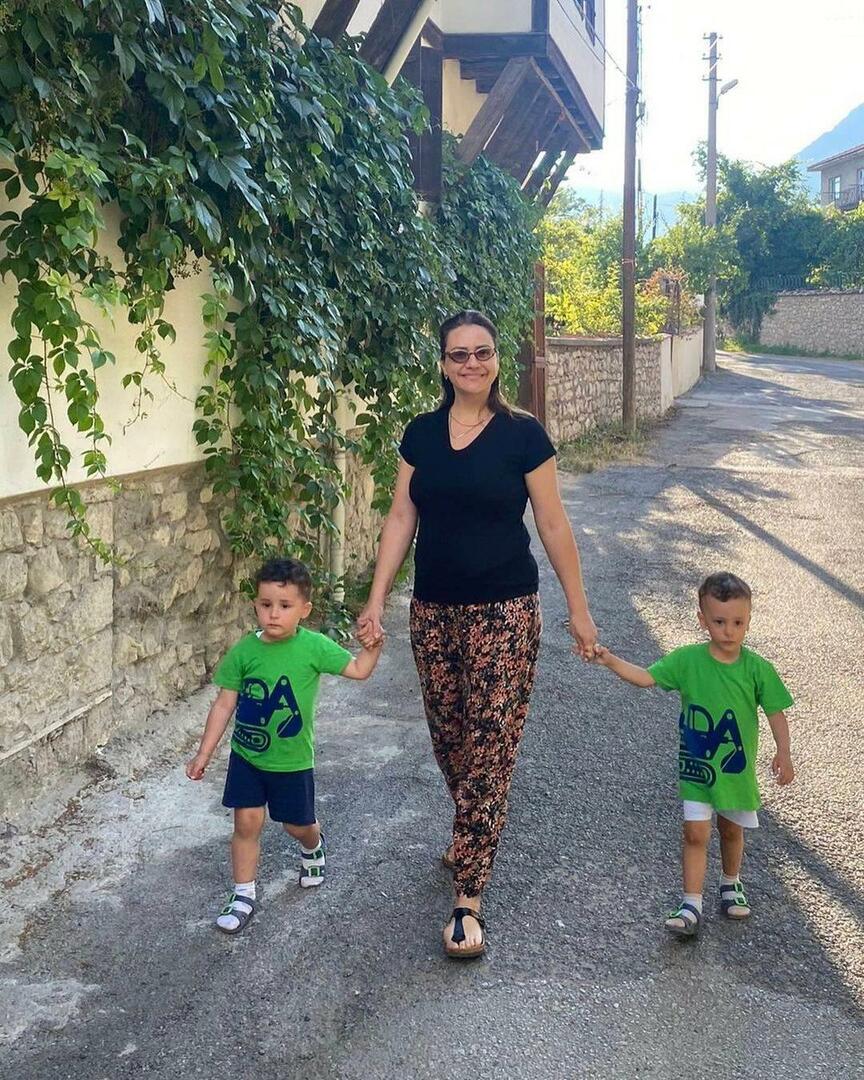 Ezgi Sertel na wakacjach z synami