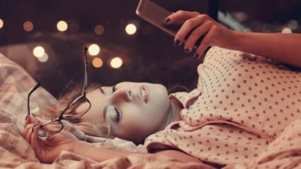 Co powoduje używanie telefonu przed snem?