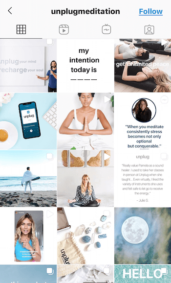 przykładowy zrzut ekranu kanału @unplugmeditation na Instagramie przedstawiający cytaty, produkty i ludzi w różnych pozach leków w jasnych odcieniach błękitu, opalenizny i bieli w celu promowania relaksu i spokoju