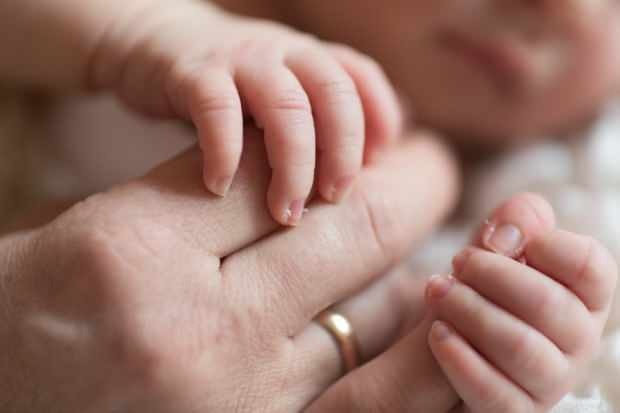 Dlaczego dłonie dzieci są zimne? Zimna ręka i stopa u niemowląt
