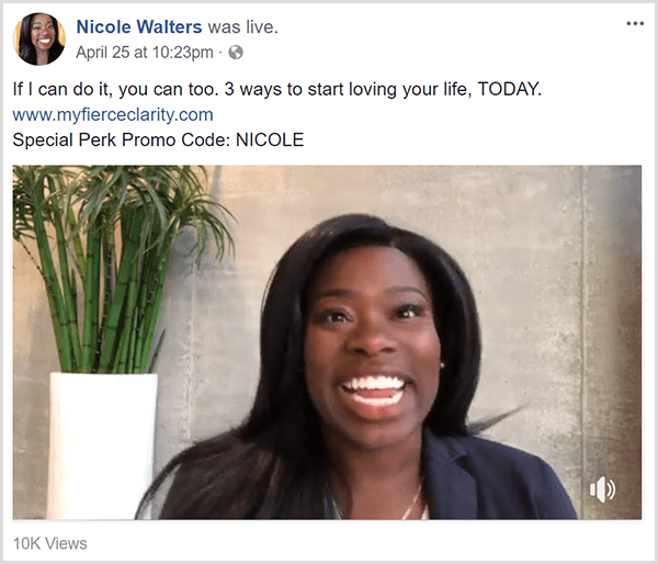 Nicole Walters udostępnia wideo na żywo na Facebooku promujące jej kurs Fierce Clarity. Pojawia się w stroju biznesowym przed neutralną ścianą i wysoką bambusową rośliną w białej donicy.