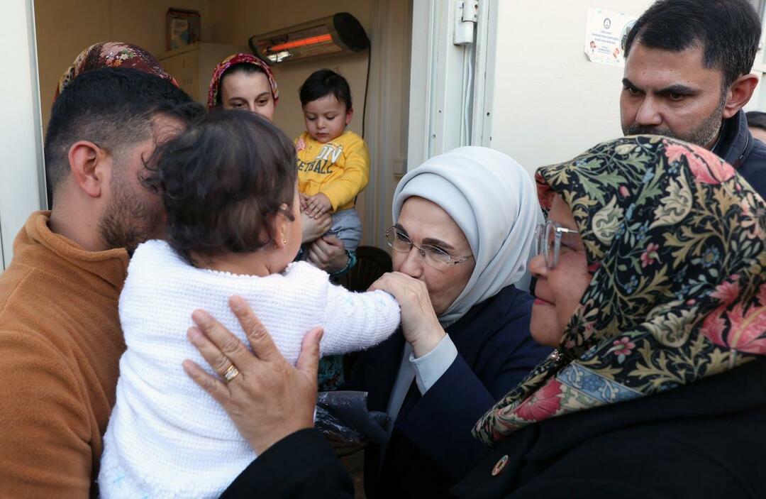 Emine Erdoğan odwiedziła rodziny ofiar trzęsienia ziemi
