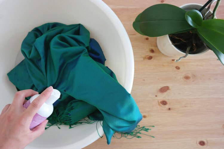 Jak czyścić jedwabne szale / szaliki w domu?