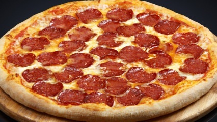 Jak zrobić najłatwiejszą pizzę pepperoni? Sztuczki robienia pizzy