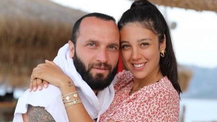 Brzuch żony Berkaya, Özlem Şahin, staje się widoczny