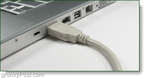 podłącz przewód USB z telefonu do portu komputera