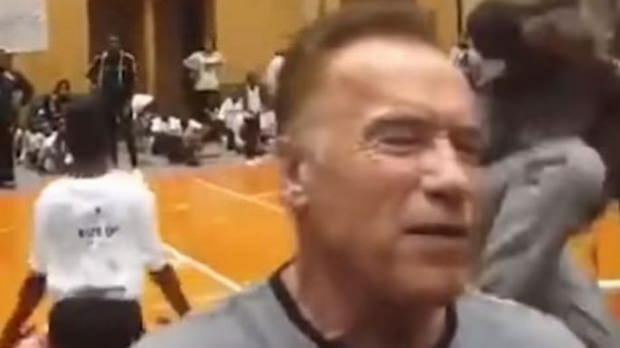 Kopnięcie Arnolda Schwarzeneggera