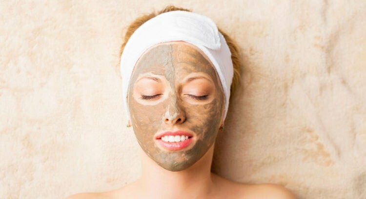 Aby prawidłowo oczyścić skórę: nałóż glinianą maskę