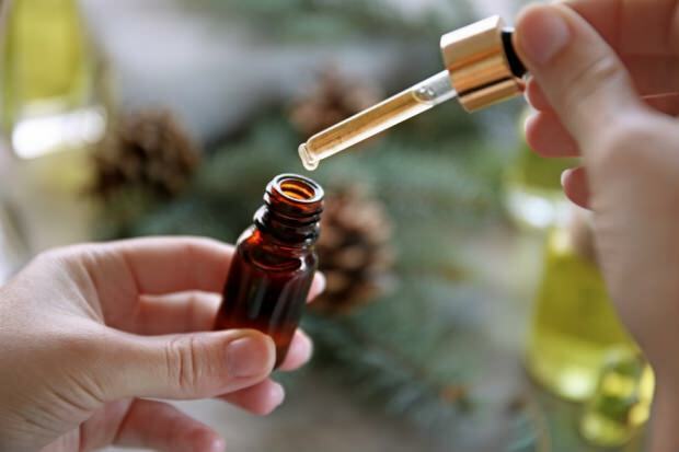 Jakie są zalety olejku terpentynowego z sosny na włosy? Jak z niego korzystać