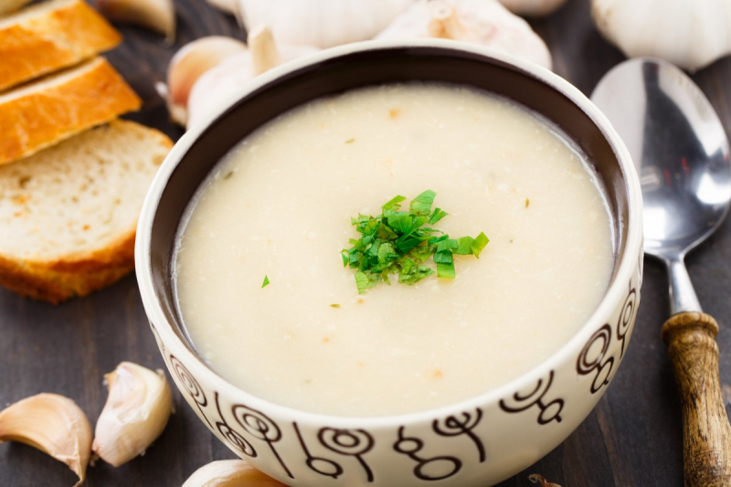 Jak zrobić zupę czosnkową? Wspaniały leczniczy przepis na zupę czosnkową