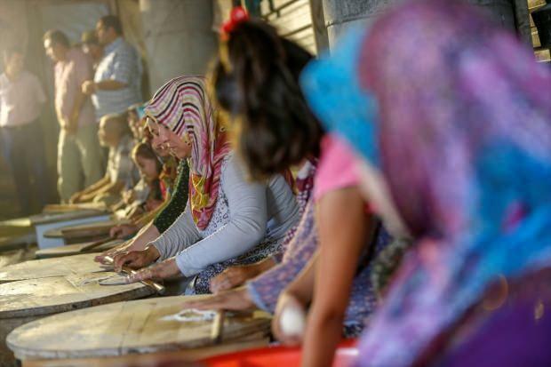70 kobiet z Antalii robi naleśniki, sprzedając naleśniki