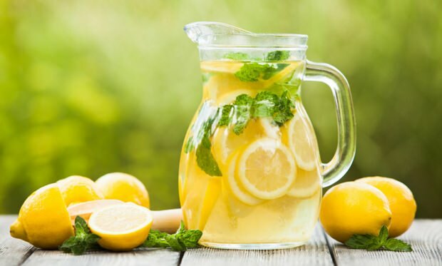Jak zrobić lemoniadę w domu? 3 litrowy przepis na lemoniadę z 1 cytryny
