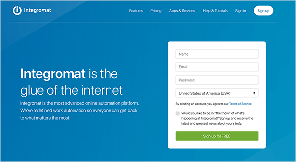 To jest zrzut ekranu strony Integromat. Ma niebieskie tło. W lewym górnym rogu znajduje się nazwa i logo strony internetowej, które jest białym kółkiem z małą literą I w środku. W prawym górnym rogu znajdują się następujące opcje nawigacji: Funkcje, Ceny, Aplikacje i usługi, Pomoc i Samouczki, Zaloguj się i biały przycisk oznaczony Zarejestruj się. W głównym obszarze serwisu znajduje się duży nagłówek biały tekst. Nagłówek brzmi: „Integromat jest spoiwem internetu”. Poniżej tego nagłówka, mniejszym białym tekstem, znajduje się: „Integromat to najbardziej zaawansowana platforma automatyzacji online. Przedefiniowaliśmy automatyzację pracy, aby każdy mógł wrócić do tego, co najważniejsze ”. Po prawej stronie strony znajduje się formularz rejestracji do korzystania z Integromatu. Formularz wymaga podania nazwy, adresu e-mail, hasła i kraju. Formularz prosi również użytkowników o wyrażenie zgody na warunki korzystania z usługi i czy chcieliby otrzymywać informacje o Integromacie. Zielony przycisk z białym tekstem jest oznaczony „Zarejestruj się za darmo”. Natasha Takahashi mówi, że Integromat jest podobny do Zapier i oferuje sposoby integracji usługi e-mail z witryną i chatbotem.