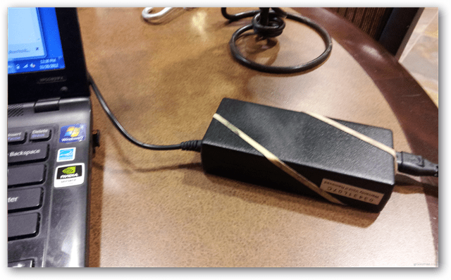 Zabezpiecz zasilacz laptopa przed zsunięciem się z biurka za pomocą gumki