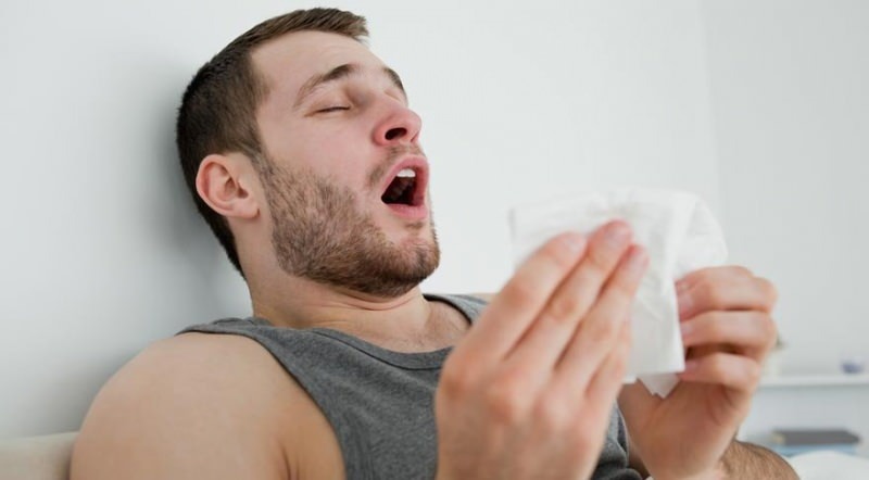 Czy kichanie jest oznaką korony? Objawy alergii i koronawirusa