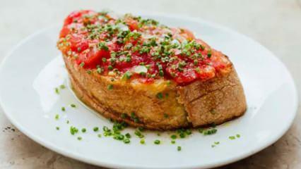 Niezastąpiony przepis kuchni hiszpańskiej! Jak zrobić pan con tomate? Przepis na Chleb Pomidorowy