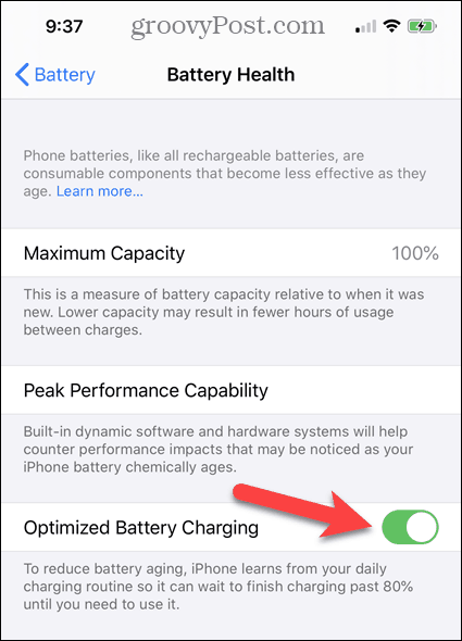 Włącz lub wyłącz Zoptymalizowane ładowanie baterii na ekranie Zdrowia baterii iPhone'a