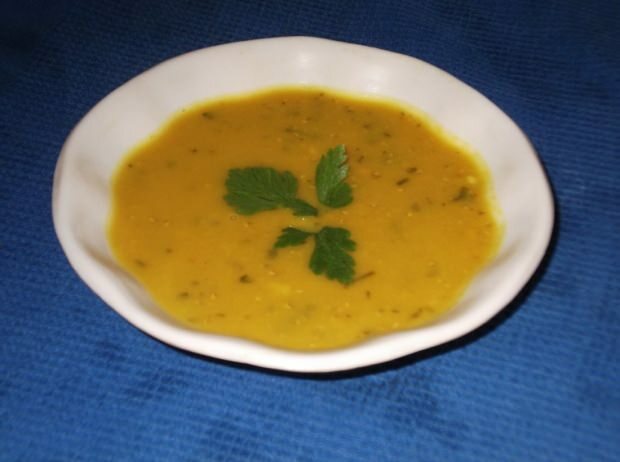 żółty zupa z soczewicy